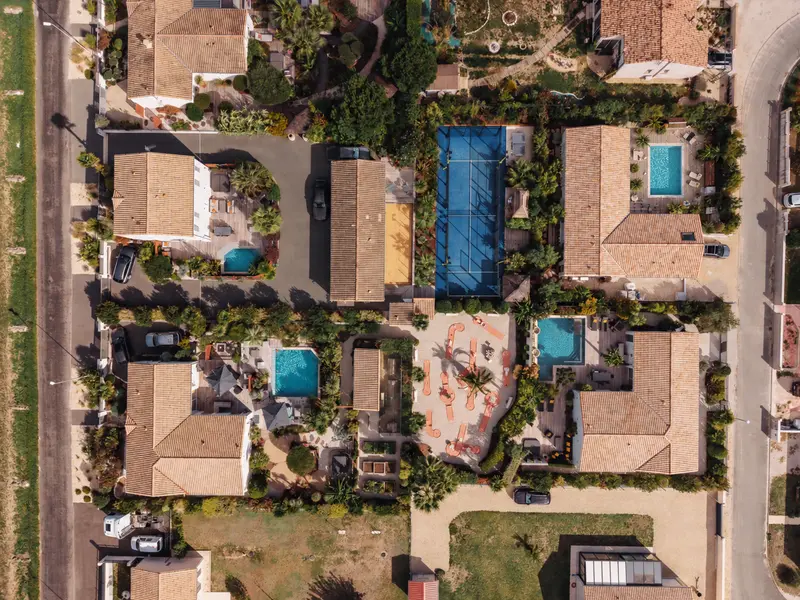 Les villas du domaine vues du ciel, au milieu des jardins