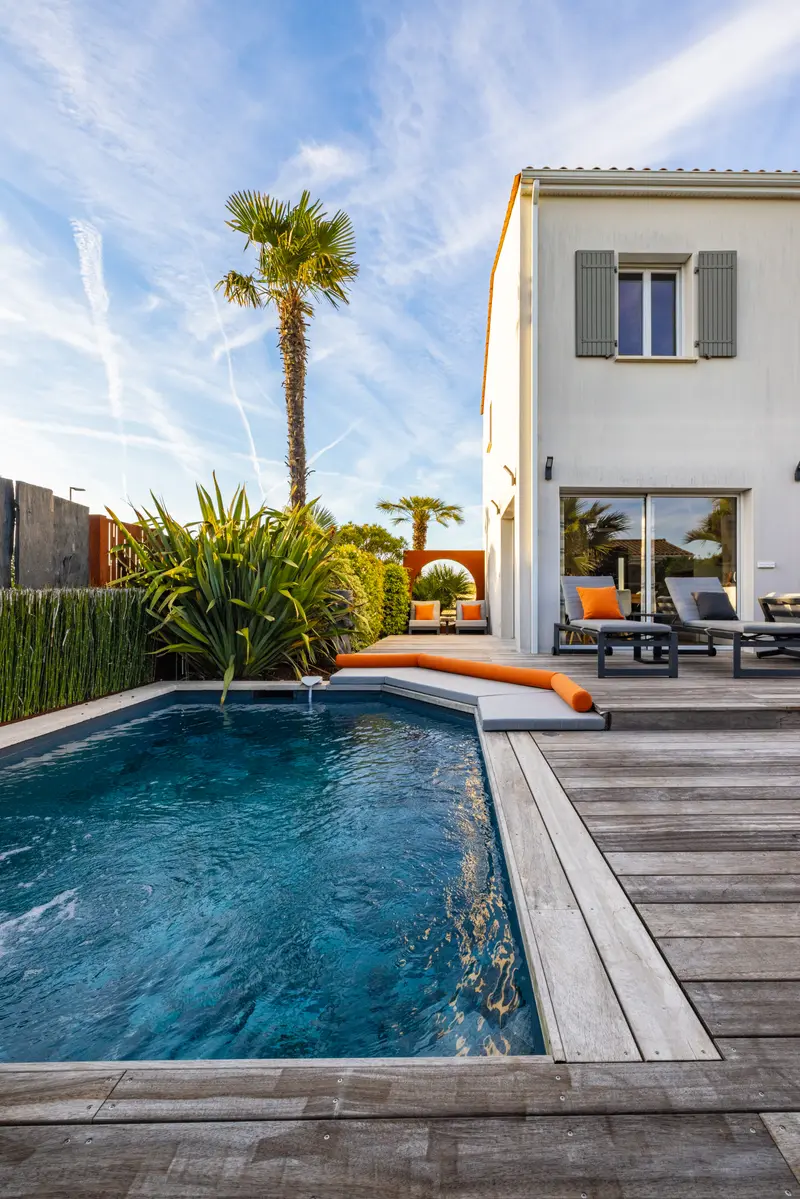 La piscine chauffée devant la villa