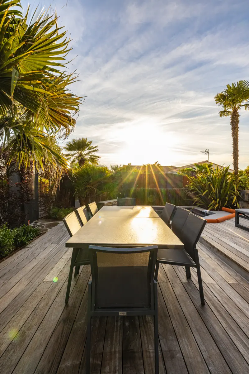 La table dressée au soleil couchant