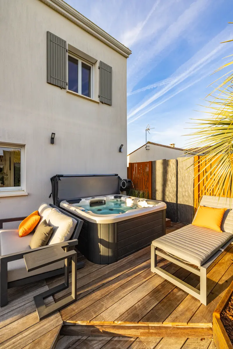 Le jacuzzi et le salon extérieur