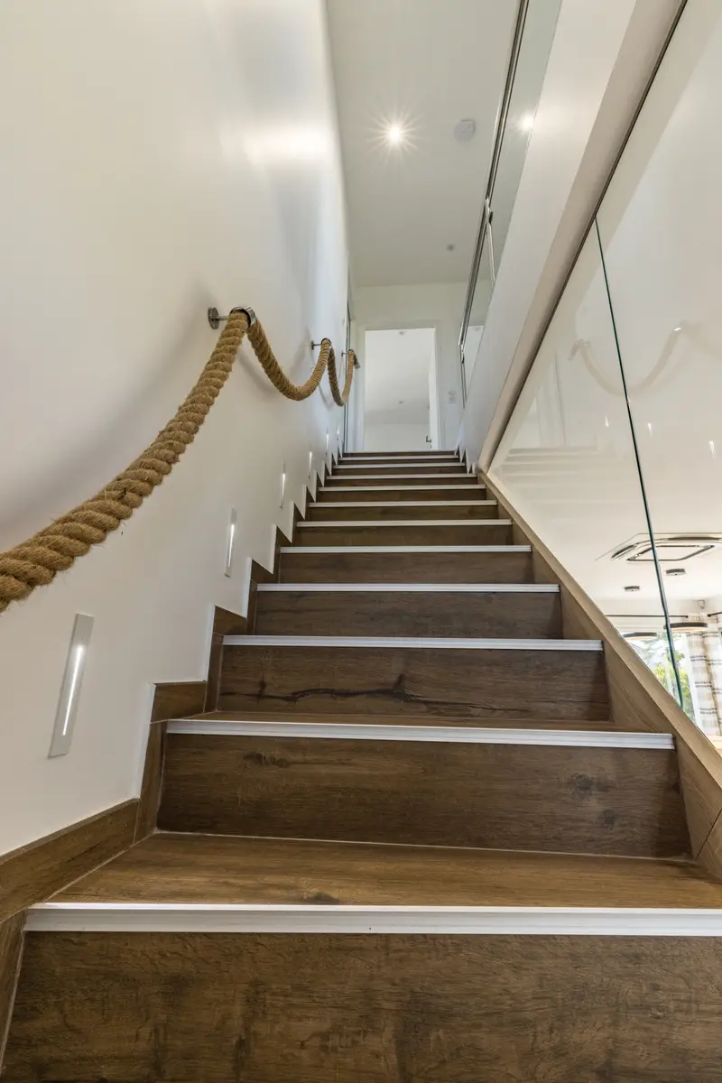 L’escalier en bois et sa main courante en corde