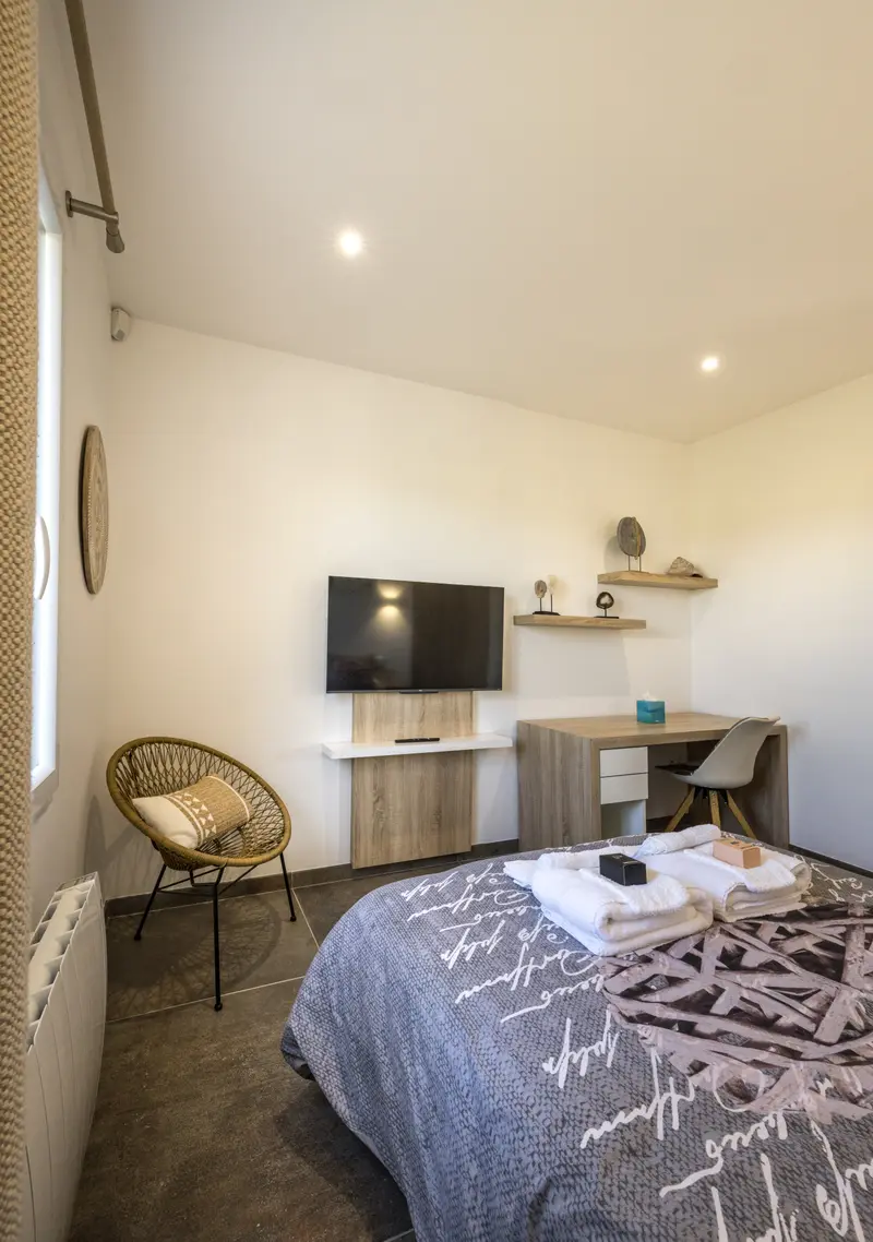 La chambre grise et son coin bureau