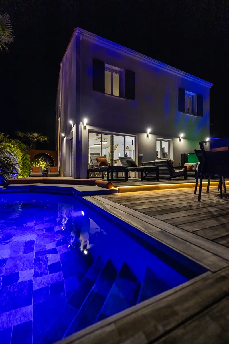 La piscine et la villa le soir