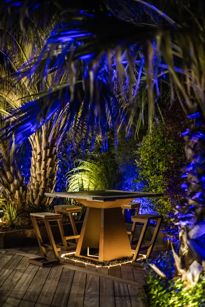Le coin repas sous les palmiers, le soir