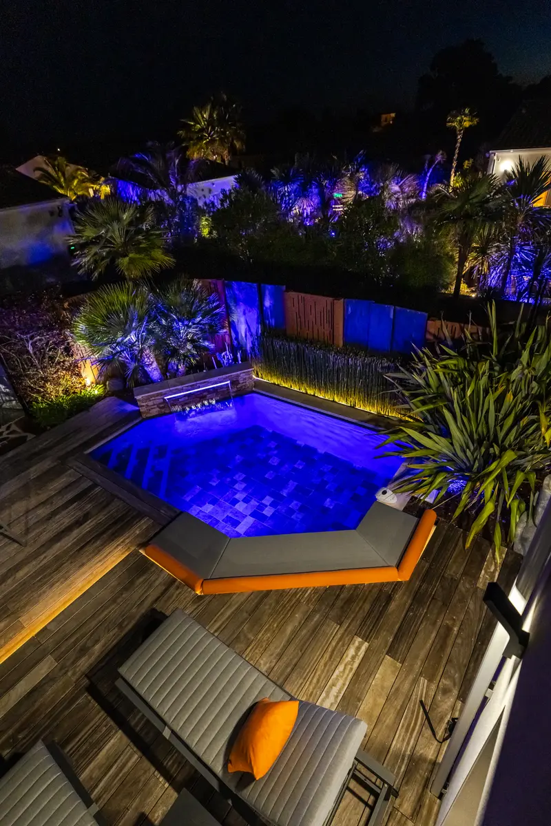 Le jardin et le bassin vus de l’étage, le soir
