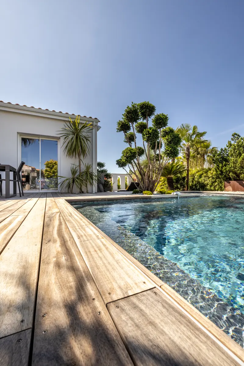 La villa, sa terrasse et sa piscine