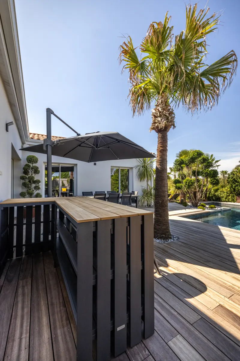 Le bar extérieur, la terrasse et la piscine