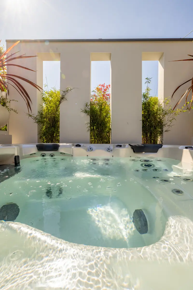 Le jacuzzi devant le claustra