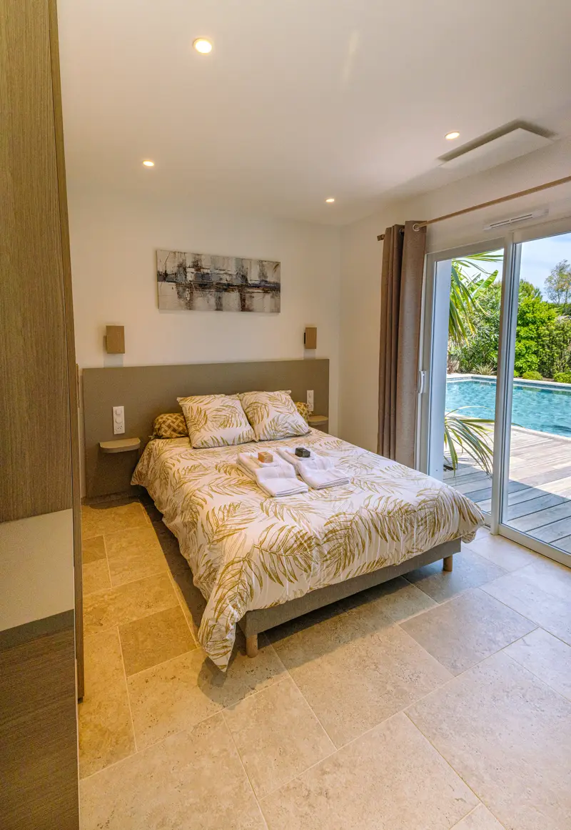 Chambre ouverte sur la piscine