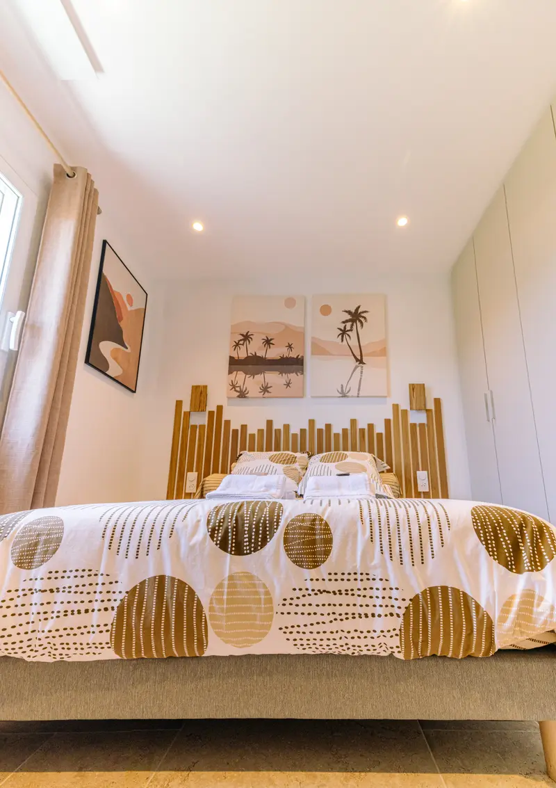 Chambre à la tête de lit en tasseaux