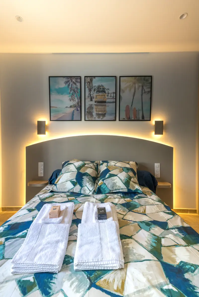 Chambre bleu canard, tête de lit rétro-éclairée