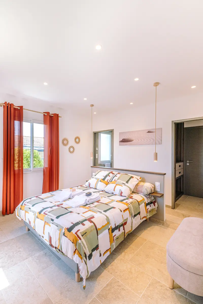 La chambre orange, lit face au tableau