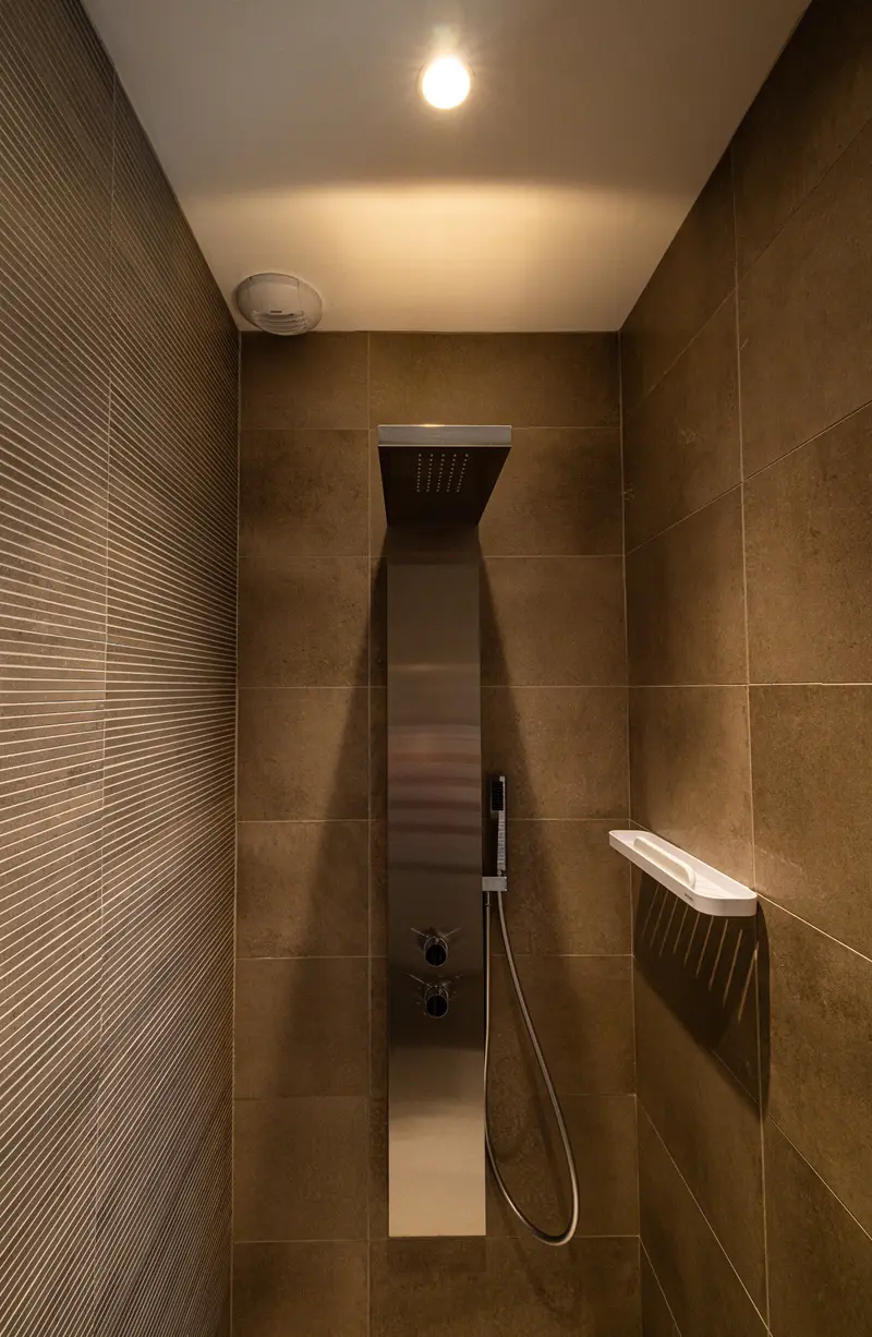 La douche à l’italienne et son carrelage graphique