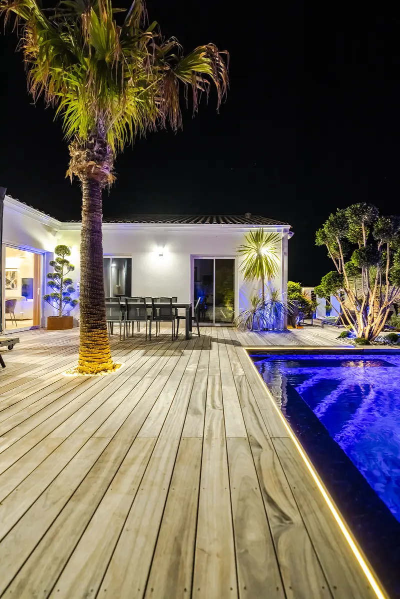 La villa et son bassin la nuit
