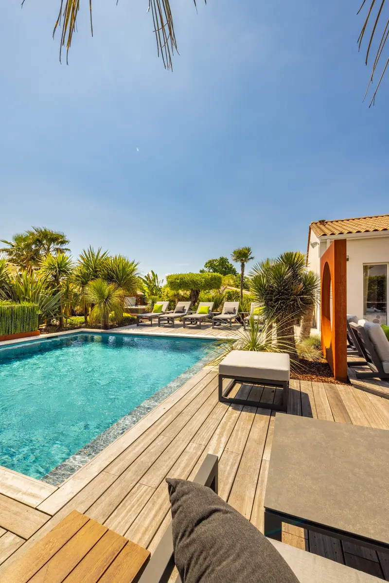 La piscine, le deck et les transats