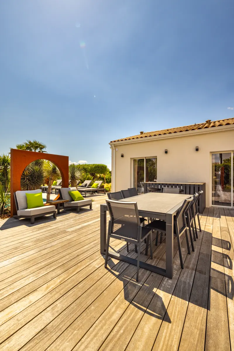 La terrasse, la table et l’arche corten