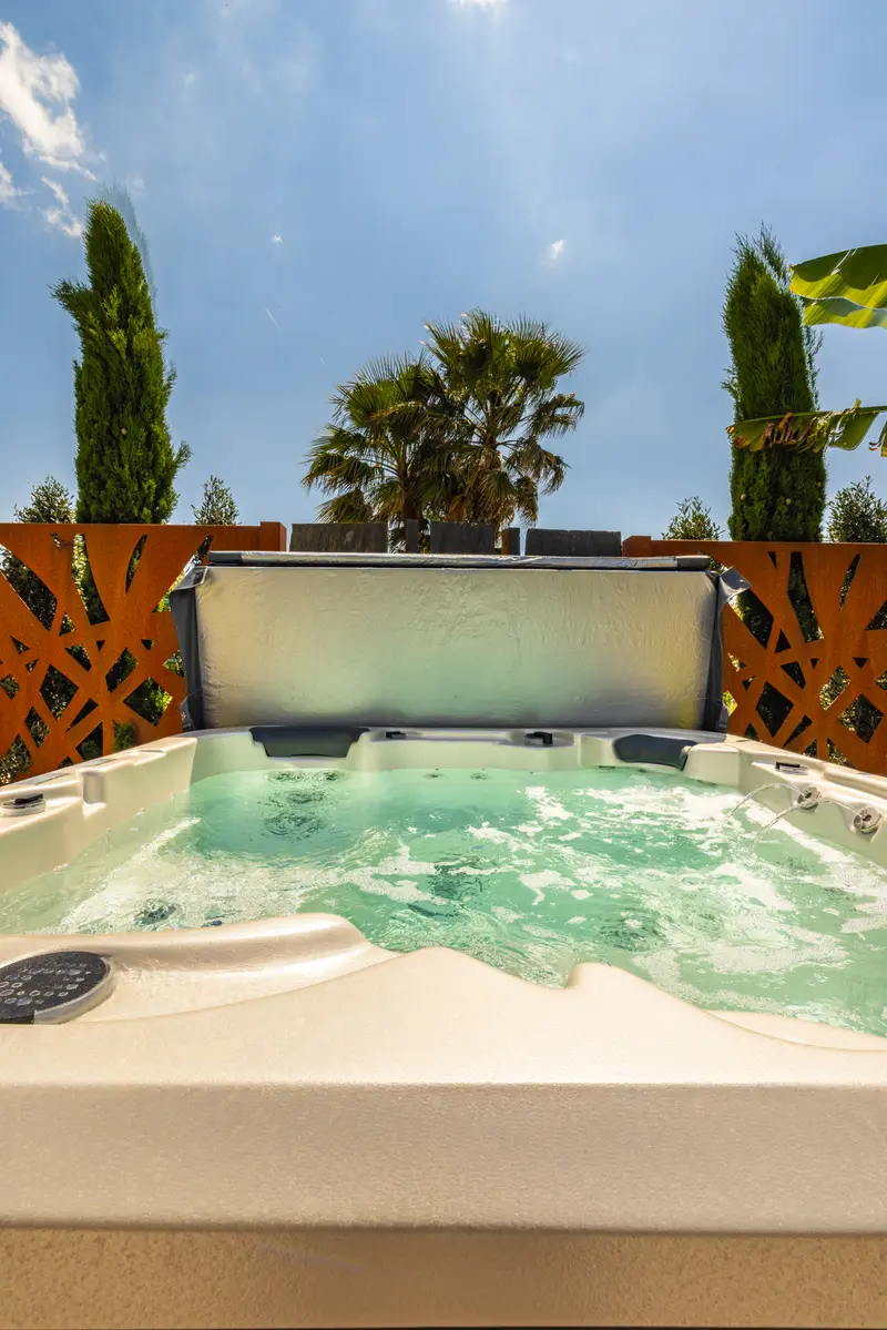 Le jacuzzi entre ses panneaux corten