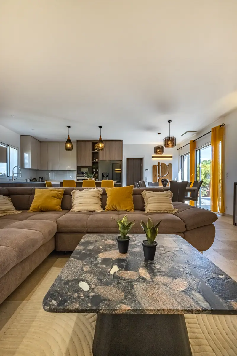 Le salon et ses coussins moutarde