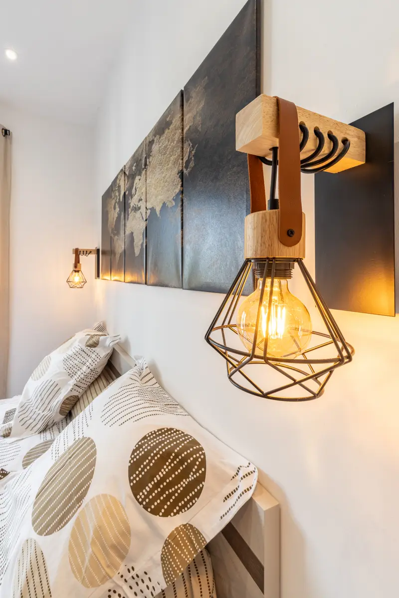 L’applique cage de la chambre