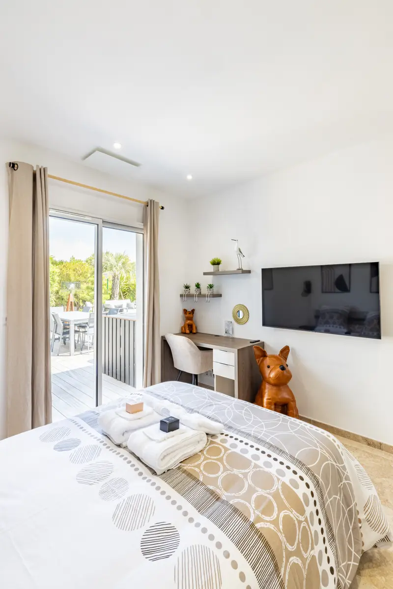 La chambre avec son coin bureau