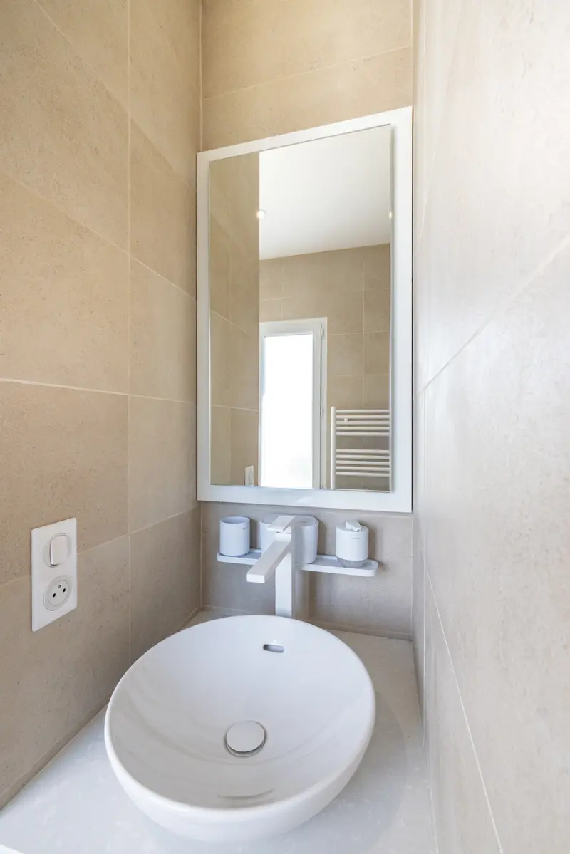 La première salle de bains, vasque et miroir
