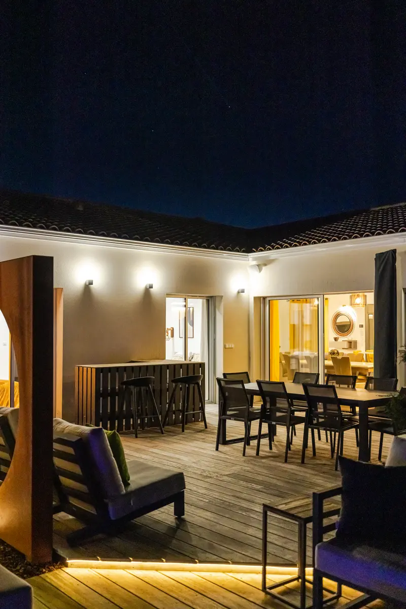 La terrasse et sa table le soir