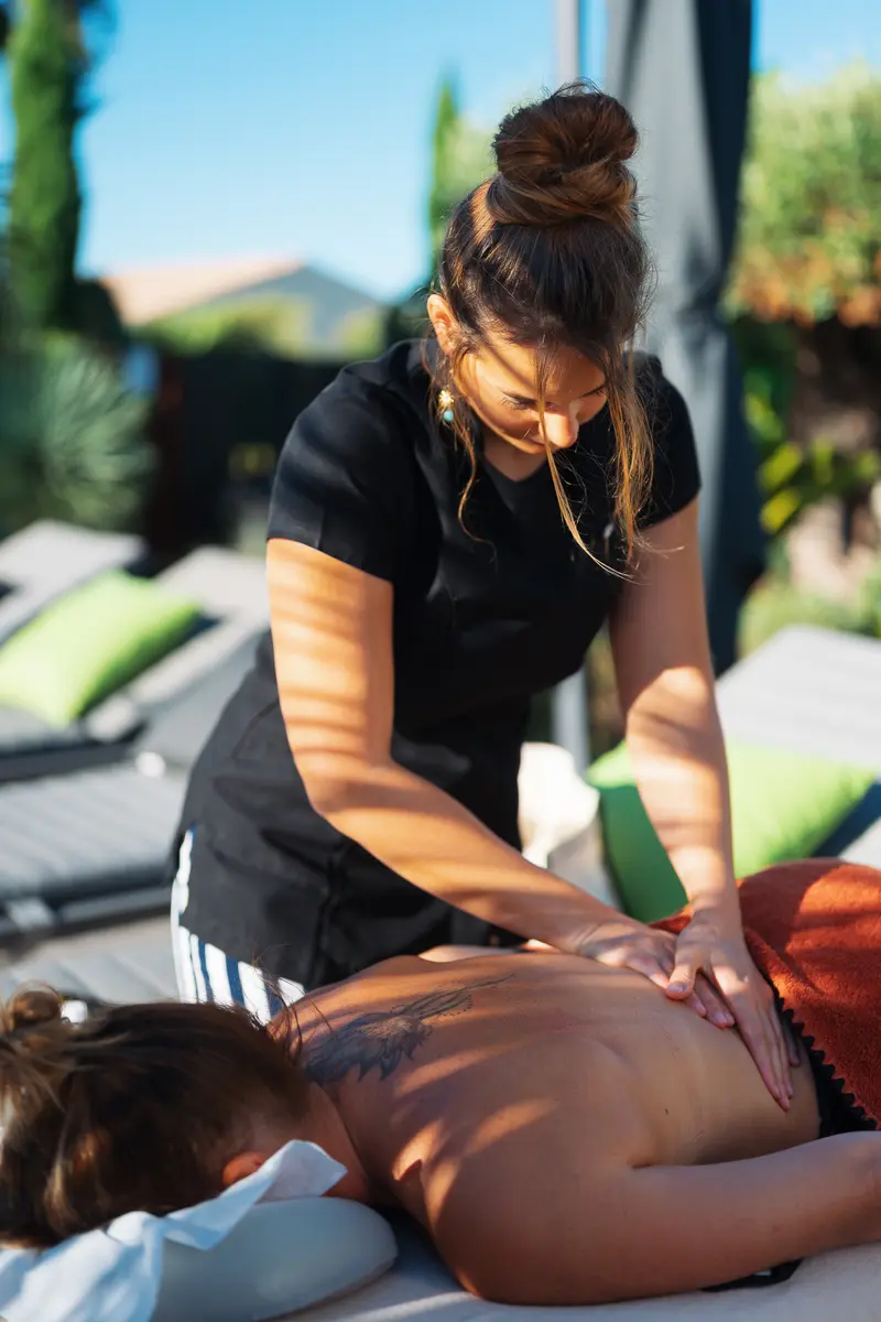 Un massage bien-être au bord de la piscine