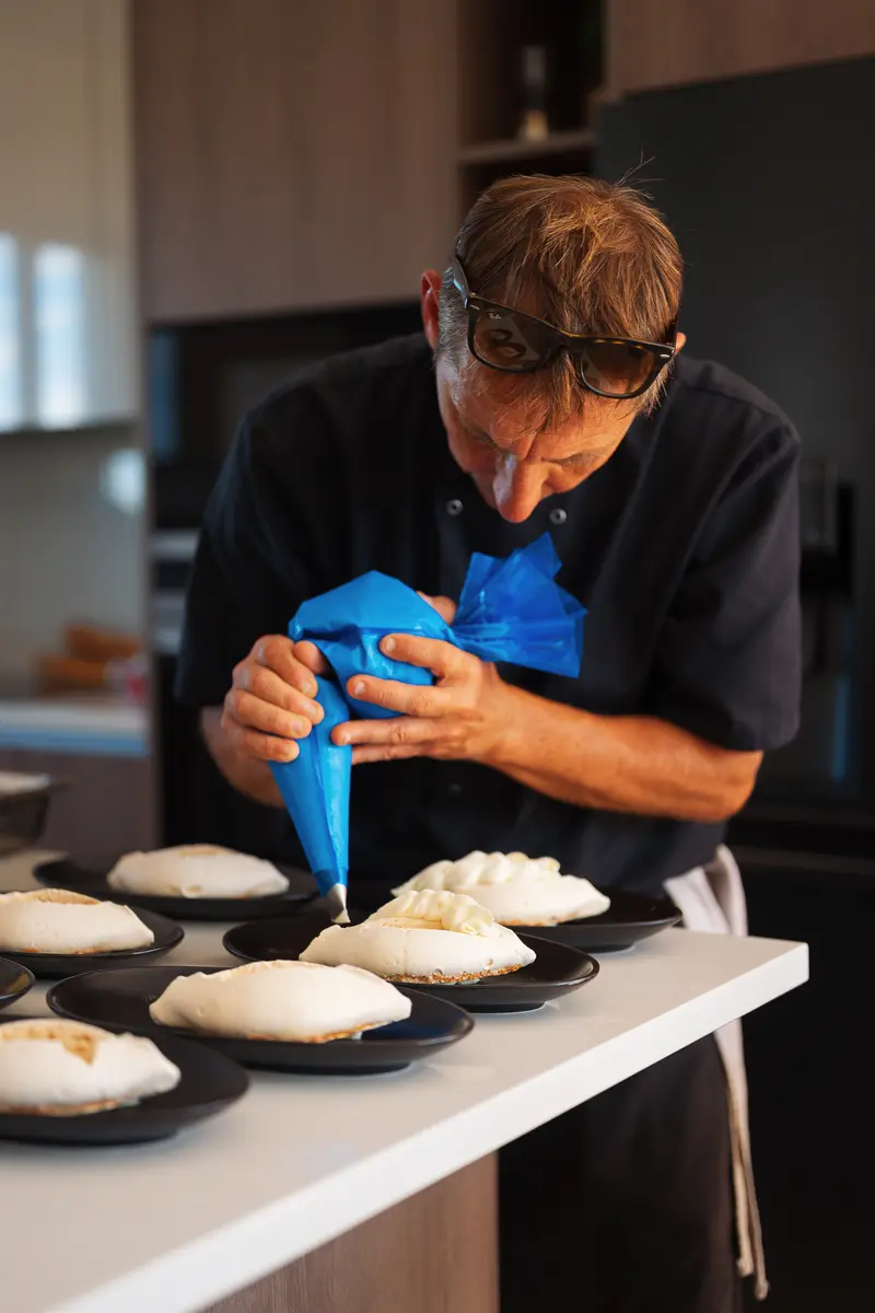 Le chef dresse les assiettes à la poche