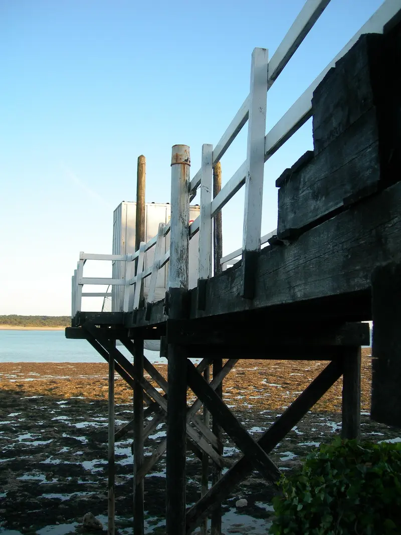 Un carrelet sur pilotis au bord de l’estuaire