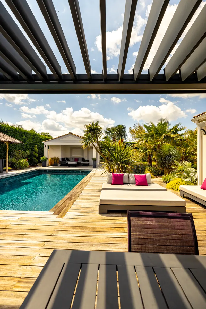 Piscine, terrasse bois et paillote sous la pergola