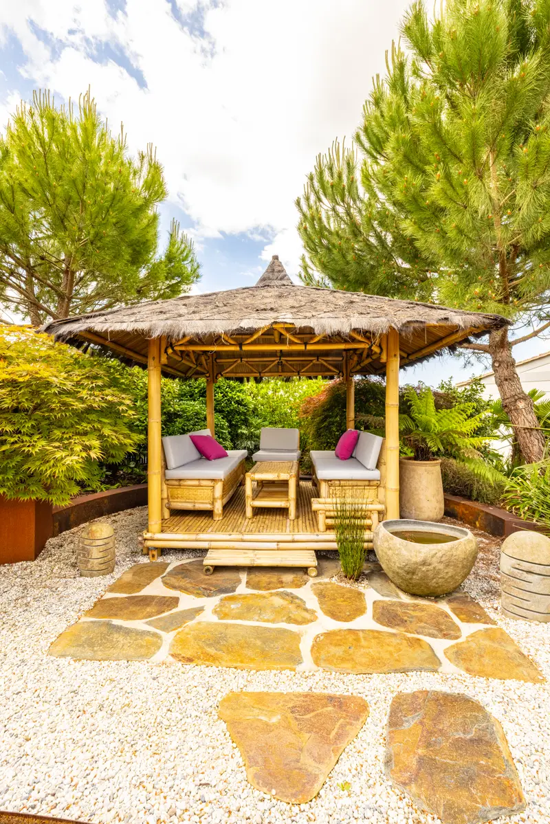 La paillote en chaume et son salon bambou