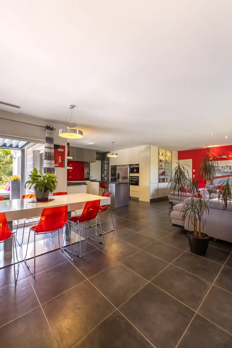 Le séjour traversant : coin repas, cuisine et salon