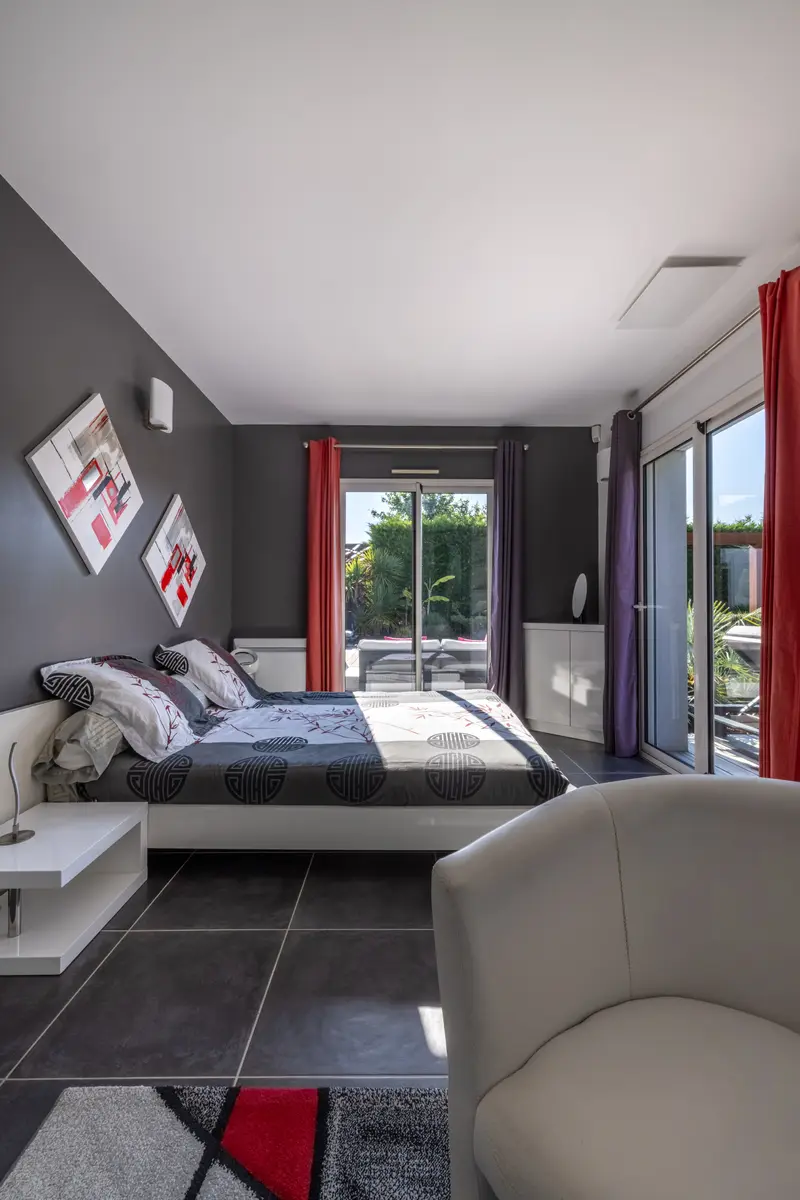 La chambre grise, lit face à la baie