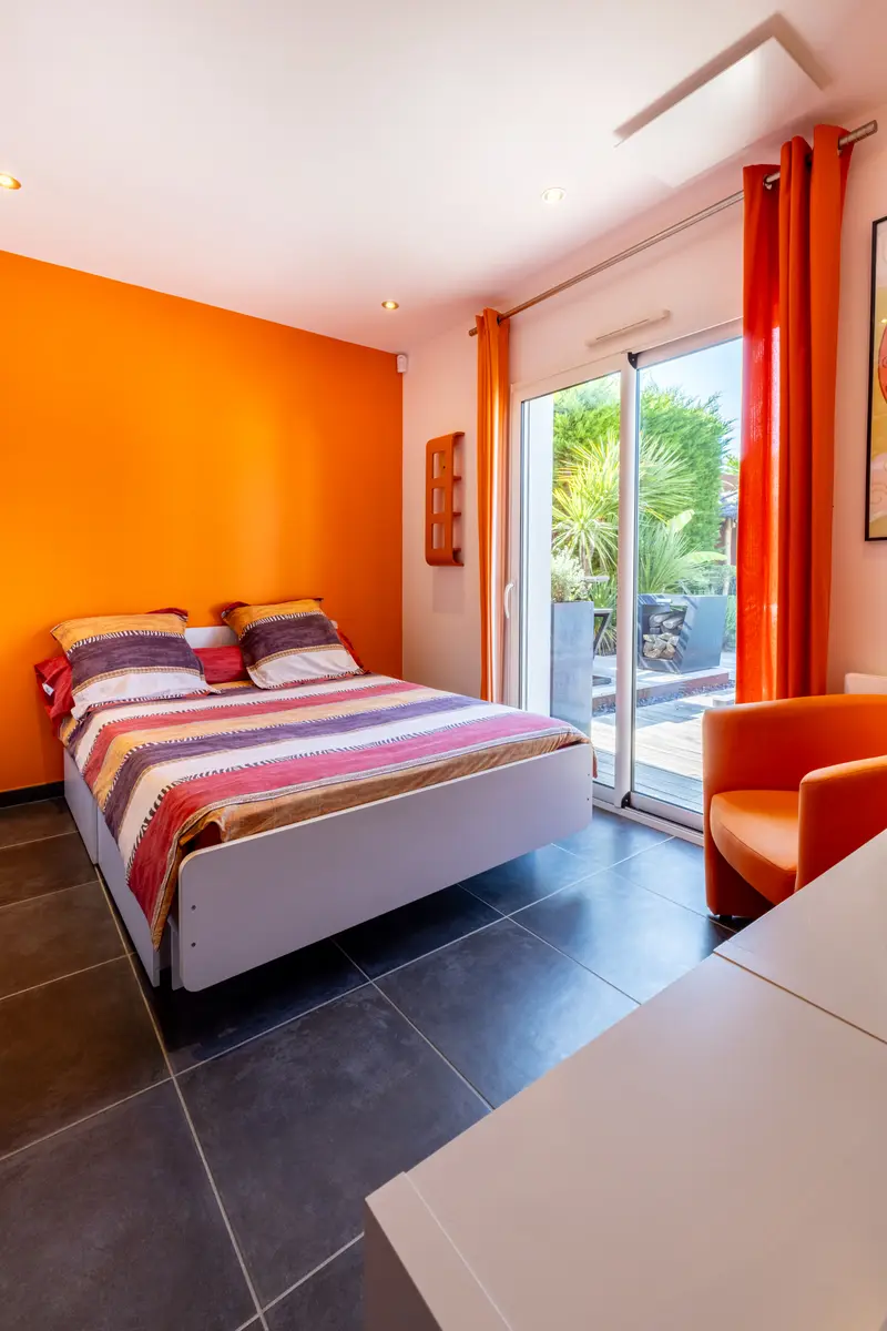 Chambre orange, baie vitrée sur le jardin