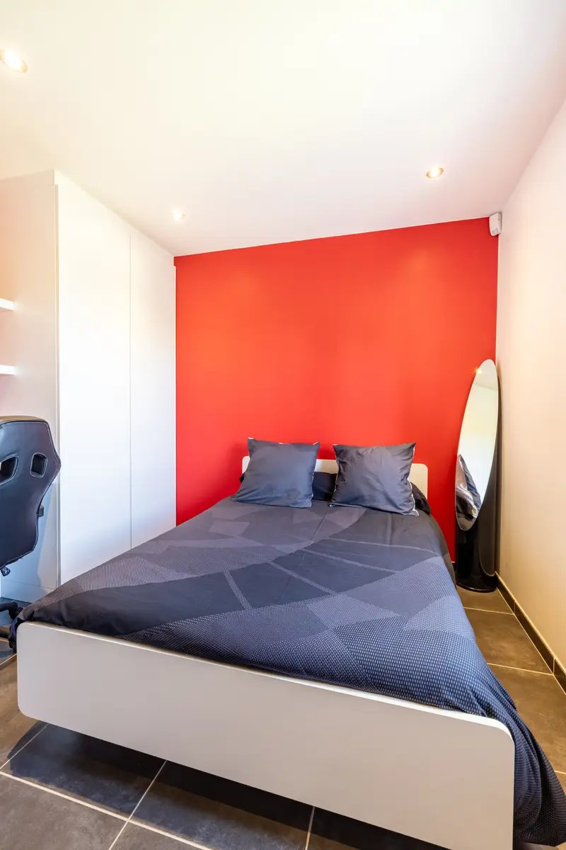 Chambre rouge, planche de surf