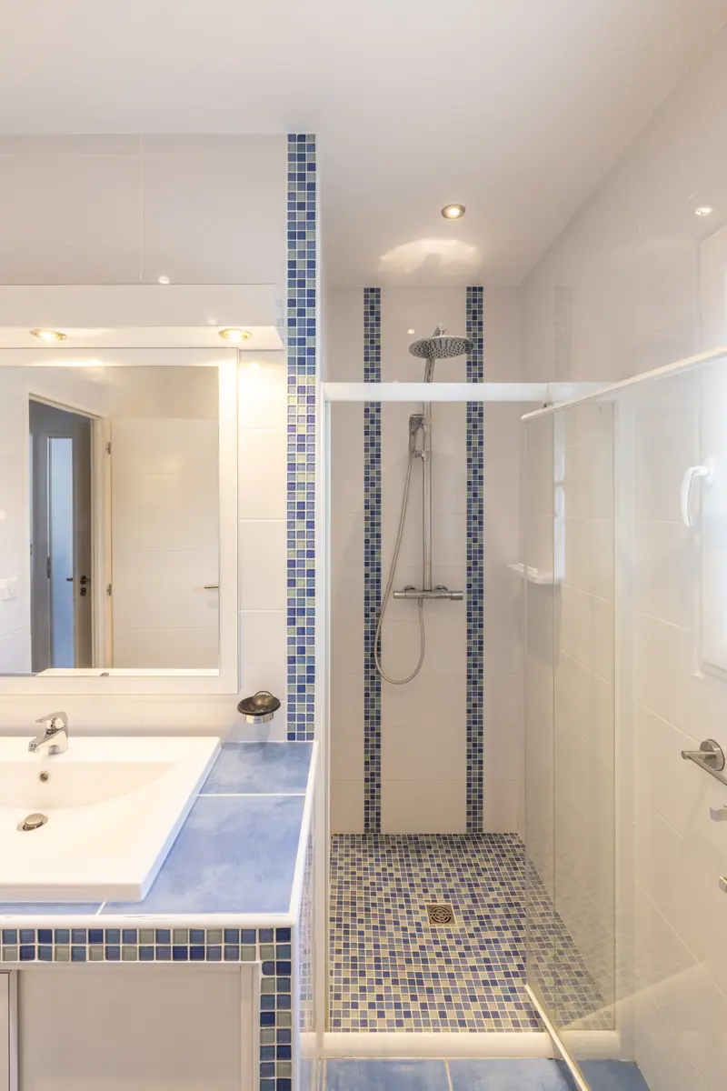 Salle de bains bleue, baignoire et douche mosaïque