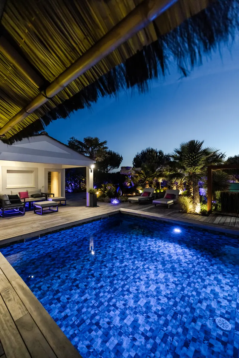 La piscine vue de sous la paillote, le soir