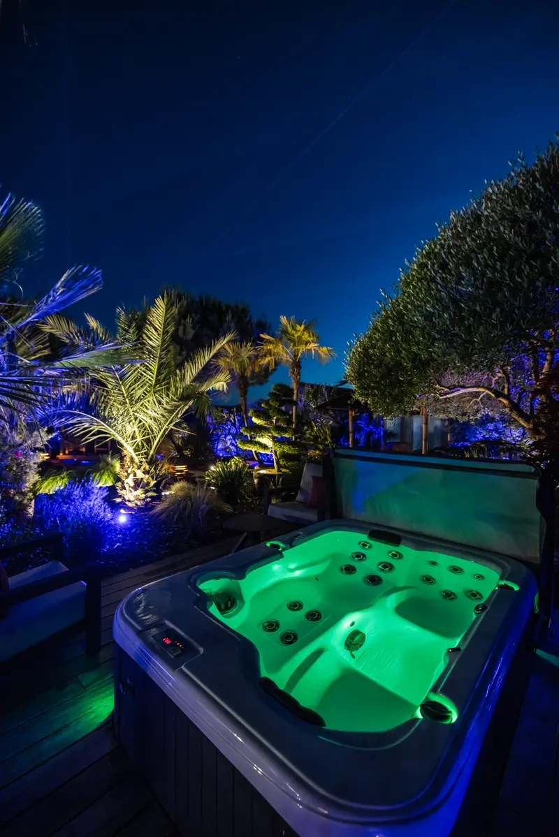 Le jacuzzi éclairé, le soir
