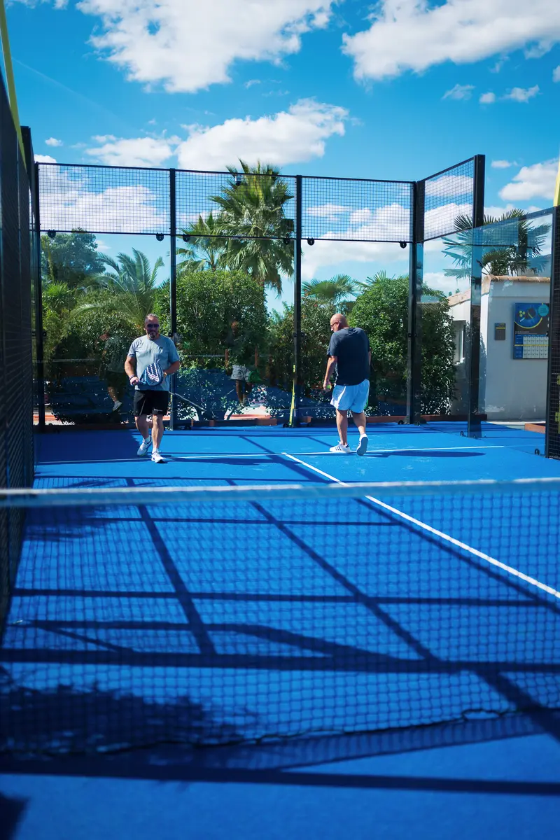 Partie de padel sur le terrain du domaine